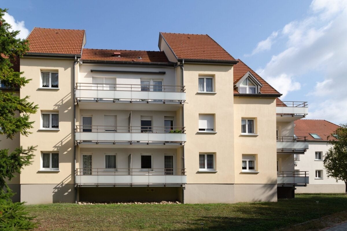 Ravalement-de-facade-avec-Cromology-et-Monsieur-Peinture-Facade-immeuble-sable-e1629575382858